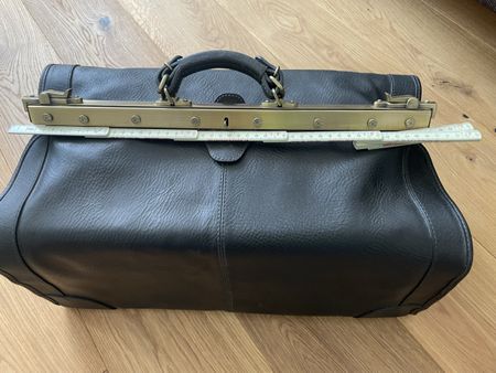 « Doktortasche » aus schwarzem Leder